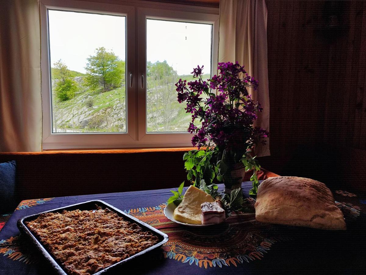 Cemerno Cottage Gacko Eksteriør billede