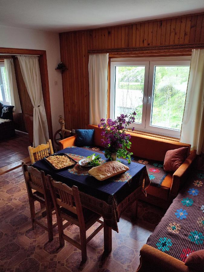 Cemerno Cottage Gacko Eksteriør billede