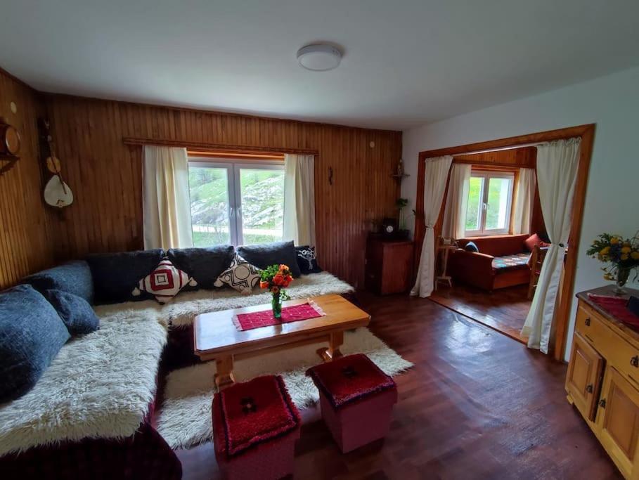 Cemerno Cottage Gacko Eksteriør billede