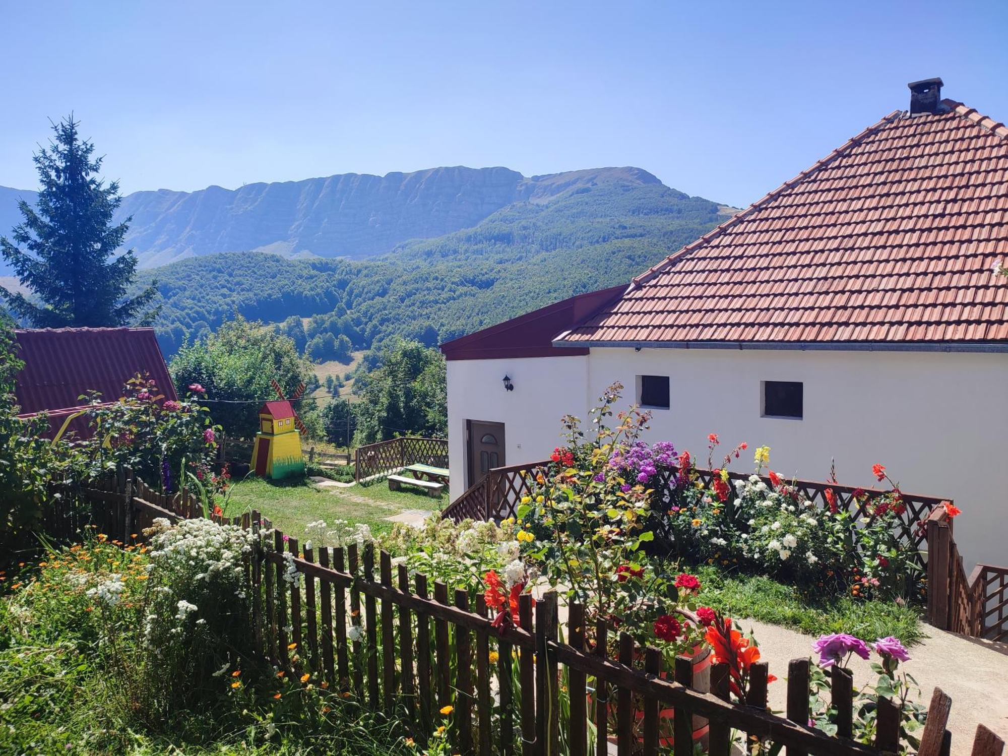 Cemerno Cottage Gacko Eksteriør billede